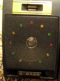 Ужас из 90-х. Был у нас такой, сперва отказала пишущая дека, потом и все остальное померло. А покупали его в крупном магазине электроники, не на блошинном рынке, куда их пачками свозили челноки. Куда только смотрели мои родители, когда покупали это убожество, но видимо выбора особого не было.