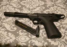 на третьей фотке чувак ограничился заменой дула и установкой на него компенсатора. 
У меня же кроме рамки, затвора и задней мушки заводского особо ничего не осталось