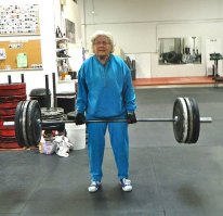 Думаете становую вытянула? Хрен там. Сейчас бицепс обратным хватом работать будет