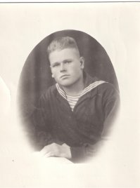 Василий Николаевич Белый, погиб 05.04.1944.

Не вернулся с боевого вылета с п-ва Рыбачий.

Аэрофоторазведка Дальней авиации Северного Флота.

Младший брат его искал пока не умер в 90-м. 
Ребята, найдите его самолёт, пока ещё живы люди, которые помнят Василия Белого