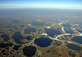 ну да, я регулярно вижу круглые озёра, и чёт не разу на ум не приходило что они появились не сами.  во, смотри, тут тоже кто то что то замутить хотел, но не получилось