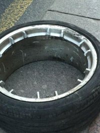 От такого удара многие диски могут сломаться, тем более с тонкими спицами, при чём тут реплика?