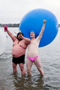 Дядька походу рожает через пуп.