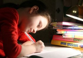 ...Зайдя в купе я ох@ел. Свиноматка с Павликом пили чай,воду для которого принес я. Вова сидел с видом,что ничего не произошло уткнувшись в телефон
- женщина,освободите полку или я позову начальника поезда, мужественно произнес я... 
© Как я провел лето.