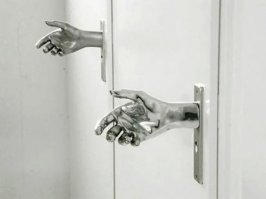 Однажды по синьке я споткнулся и приложился об дверную ручку лбом...Слава Богу не об эту...