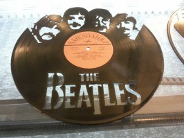 Художественный - когда Оригинальные работы .. пластинки из стандартных файлов для лазерной резки (вот еще не из музея)... потом просто на стену повесить или можно вставить дешевый китайский часовой механизм