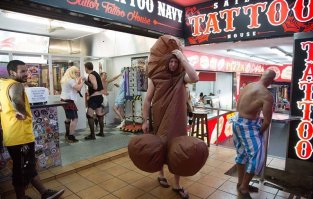 Негр справа в ужасе проверяет, не его ли хозяйство сбежало.