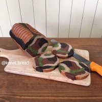 А че хлеб не камуфляжный?