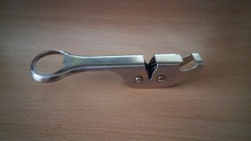 Похожая есть тоже, лет 5 валяется, чаще вот такая используется, пиво удобно открывать)))