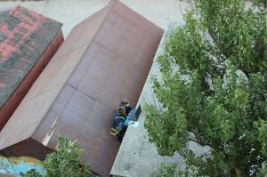 когда выгнали детей из дому, 
поиграть во дворе