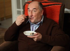 «Разве я похож на приличного человека?»
«Почта нужна не для того, чтобы письма отправлять, а для того, чтобы бабам было где зимой собираться.»
«Если баба может терпеть тебя больше десяти минут, значит она твоя.»
«В картах нужно быть внимательнее, чем с продавщицей на базаре.»
«Можно вовсе жить без пульта, если длинная нога.»
«Дети военкомов всегда с плоскостопием рождаются!»
«Настоящий мужик ни машине, ни жене не изменяет.»
«Я тоже мечтаю послушать пианино. Особенно, когда оно с девятого этажа грохнется.»
«Ни еды, ни воды. Не квартира, а республика Чад!»
«От мужчин с хорошим чувством юмора женщины не уходят!»
«Египетская сила!»
«Зря ты в детстве шапочку с резинкой носил, она тебе все мозги отдавила.»
«Близкие люди для того и нужны, чтобы срывать на них злость.»
«Я вот пока шёл думал, о чём бы нам поговорить, чтоб не сидеть и не молчать…»
«Ты посмотри, сколько каналов! Это же РАЙ! Костя, я хочу умереть на твоем диване.»