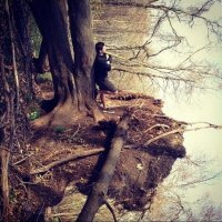 он на дерево облокотился когда оно еще прямо стояло