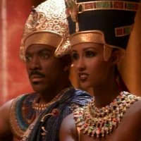 Про Нефертити.
Так бы сразу и сказали: похожа на модель Иман.