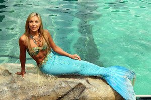 Как вызвать русалочку в домашних условиях?
КАК ВЫЗВАТЬ РУСАЛКУВызвать духа воды дома можно абсолютно самостоятельно. Для проведения подобных ритуалов Вам абсолютно не нужно отправляться на естественный водоем. Достаточно воды, которую Вы сможете набрать дома.

Для проведения обряда Вам понадобится большое ведро, доверху заполненное жидкостью. Набирается вода только в полнолуние ровно в полночь. Обратите внимание на то, что изначально набранная жидкость должна быть очень холодной.

Поставьте емкость с жидкостью на пол, а сами расположитесь рядом. Вам следует полностью сосредоточиться на своем желании призвать русалку. Когда Вы поймете, что готовы встретиться с духом, произнесите трижды:

Русалка, приди!