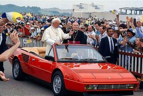 А теперь представьте как выглядит гараж самого лучшего Папы в Италии