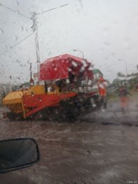 Ерунда!
У нас в Уфе в такие лужи дорожники асфальт кладут!