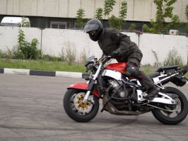 ну скажу честно не хорошо конечно таким заниматься на дорогах общего пользования.
но поверьте,прежде чем это сделать на дороге,он 1000раз это сделал на площадке для тренеровок.и он безопаснее для окружающих со всеми этими трюками,чем мажор купивший себе спортбайк за лям и откручивающий газ на полную.
по поводу что движет мотоциклистами и тд скажу одно,не попробуете,не поймёте никогда.если вам страшно,то это ваш выбор.ну а уж если нету денежек на мото,то мотоциклисты в этом не виноваты
(все трюки выполнялись на площадке(ходынка)никто не пострадал)хотя все равно заминусуют