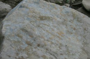 в яремче на реке обнаружил вот эти странные камни,консультировался по поводу возникновения на них подобных рисунков,британские ученые в замешательстве)