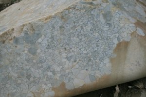 в яремче на реке обнаружил вот эти странные камни,консультировался по поводу возникновения на них подобных рисунков,британские ученые в замешательстве)