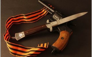 "взведенным спусковым крючком"... мдя 

Когда у тебя есть муляж револьвера Нагана, итальянский стилет-выкидуха и немного патриотизма.