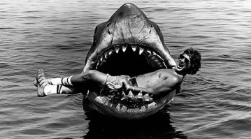 какой бы она не была не настоящей, я к ней не подойду, а вдруг какой нибудь механизм каратнёт, что я буду делать с этими всеми кирпичами! это пожалуй второй ужастик, после крюгера)