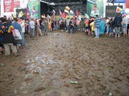 Был когда то давно на Фишках (когда я еще тут был маленький ;)) пост и, кажется, назывался "Как отдыхаем мы и как они".
Честно говоря, я очень люблю Калинов Мост и Сплин... да много кого еще, но никогда не поеду на рок-фестиваль, потому что там происходит то, что описано выше!
Толи дело Sensation ;)