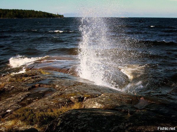 Море, озеро - механическое воздействие воды одинаково. Тем более, что сами камни хорошо отшлифованы волнами.