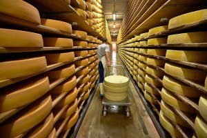 это он в этом чане делает продукта на этот склад?!