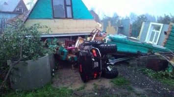д.Колюбакино Московская область,сравняло с землей пол поселка,45 человек в больнице,по предварительным данным 4 человека погибли