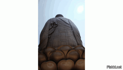 Класс. Тоже про Церетели подумал, пока до конца досмотрел.
А вот такой огромный будда Будда высотой более 40 метров в городе Дунхуа
