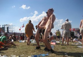 вот таких не воспитанных сразу надо гнать оттуда