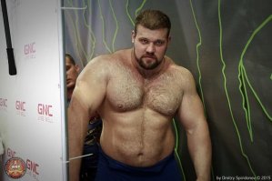 Наш богатырь мощнее и тяжелее халка! 
Открывает наш обзор гордость России - богатырь Кирилл Сарычев, 
обладатель самого большого веса в жиме лёжа в безэкипировочном пауэрлифтинге - 335 кг. 
Кирилл имеет рост 197 см и вес в диапазоне 170 - 190 кг. 
Председатель Российской федерации безэкипировочного пауэрлифтинга.