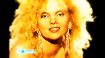 Долгое время ходили слухи(до сих пор ходят) что звезда 90-х Марина Журавлева умерла от передоза, алкоголя, что она спилась, погибла в аварии. А Мариночка цветёт и благоухает, после вынужденного перерыва через всякие препоны выпустила прекрасный альбом "Перелётные птицы", была с гастролями в России. Ждём новое, любим и слушаем старое. Для меня лично Марина всегда была какой то принцессой из сказки, ею и остается. Её лично дело где ей жить, она не стала американкой, она НАША любимица. Песни её стали конечно другими, но она осталась собой.