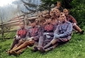 Очень похоже, как в 90-е годы на ч/б телевизор клеили сверху голубую плёнку, посередине розовую, а внизу зелёную. Пусть уж лучше натуральные снимки остаются натуральными, а не раскрашенным Штирлицем.