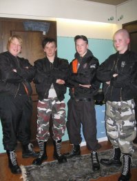 Ахаха, скин-пончик в спортивках и с патлами ахахахах, теперь я точно видел все, ахах, интересно они хоть в курсе что значат белые шнурки, ппц.)))