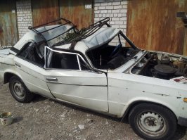 Вот что случилось с моим тестем почти год назад. Он собирает корпусную мебель, приехал к заказчику на обмер, поставил машину, зашел в подъезд, подошел к лифту и услышал страшный шум и сигналку. Вышел - и увидел вот это. Было это в г. Днепропетровск, район - Тополь-2. Тогда у нас по городу много деревьев повалило, сильный ураган был.