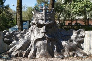 Опять же наблюдаем плагиат - китайский вариант дядьки Черномора.