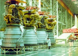 С точки зрения любого человека, знакомого с космонавтикой, делает единственные в мире керосин кислородные двигатели РД-180 тягой именно 400 тонн.
Лучшими были и остаются водород-кислородные двигатели закрытого цикла РД-0120 (РН "Энергия", выпуск прекращен) и RS-25 SSME ("Спейс Шаттл", новый носитель сверхтяжелого класса SLS), тягой 200 тонн.