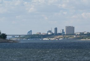 Волгоград. Мост через р. Волгу. Долго строили.