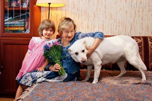 А ещё она воспитывает одна внучку Сашеньку. Вот кусочек интервью.
Желаю этой маленькой женщине побольше сил и здоровья, чтобы  малышка не попала снова в детский дом.
Ни родителей, ни дом ребенка внучка не помнит. Справиться с пятилетней, конечно, непросто, но я стараюсь. И ни на секунду о решении взять Сашку к себе не пожалела, — поделилась актриса. — Мы хорошо живем. Жалею только, что очень устаю физически. Иногда к вечеру вообще ни на что сил не остается. <…> Но мне нельзя раскисать: должна думать о внучке. Кроме меня у нее никого на белом свете».

Назарова призналась, что иногда на нее накатывает жуткий страх за внучку: вдруг останется одна? Сашу ей отдавали только при условии, что у нее будет еще один опекун. И муниципалитет выбрал в соопекуны молодую женщину, дальнюю родственницу девочки, «седьмую воду на киселе».

«Очень переживаю, что она совсем не интересуется, как мы живем, — поделилась актриса. —  У всех свои дела, разные обстоятельства, и занозу из сердца не вытащить. Об одном Бога прошу: хватило бы времени хоть чуть-чуть Сашку поднять. Дотянуть до того, как станет поразумнее».

Информация взята из –