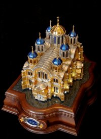 Ещё того же автора...
Материал-5.5кг серебра , 1кг -750 пробы, доп материалы-дерево-черешня,груша,ясень. Камни сапфиры,рубины, нефрит,аметисты,хризолиты,гранит.