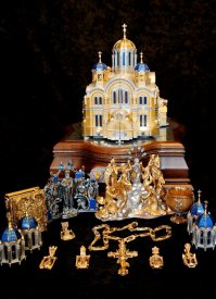 Ещё того же автора...
Материал-5.5кг серебра , 1кг -750 пробы, доп материалы-дерево-черешня,груша,ясень. Камни сапфиры,рубины, нефрит,аметисты,хризолиты,гранит.