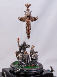 Красиво, мастерам уважуха  
Вот не менее яркие работы, но другого Мастера :) 

"Изделие с волхвами служит подставкой под крест ,но без него может быть само по себе(обе части могут не зависеть друг от друга). С наличием небольшого ковчега под св. землю и св. воду, и внутренней подсветки .Работа заняла ровно месяц.Всё сделано вручную. Материалы серебро,золото,бриллианты,сапфиры,рубины,гранат,хризолит,рубилит,жемчуг,перламутр и прочее.