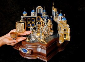 Ещё того же автора...
Материал-5.5кг серебра , 1кг -750 пробы, доп материалы-дерево-черешня,груша,ясень. Камни сапфиры,рубины, нефрит,аметисты,хризолиты,гранит.