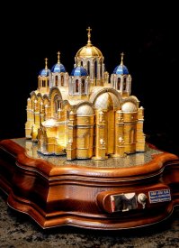 Ещё того же автора...
Материал-5.5кг серебра , 1кг -750 пробы, доп материалы-дерево-черешня,груша,ясень. Камни сапфиры,рубины, нефрит,аметисты,хризолиты,гранит.