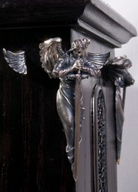 Красиво, мастерам уважуха  
Вот не менее яркие работы, но другого Мастера :) 

"Изделие с волхвами служит подставкой под крест ,но без него может быть само по себе(обе части могут не зависеть друг от друга). С наличием небольшого ковчега под св. землю и св. воду, и внутренней подсветки .Работа заняла ровно месяц.Всё сделано вручную. Материалы серебро,золото,бриллианты,сапфиры,рубины,гранат,хризолит,рубилит,жемчуг,перламутр и прочее.