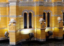 Ещё того же автора...
Материал-5.5кг серебра , 1кг -750 пробы, доп материалы-дерево-черешня,груша,ясень. Камни сапфиры,рубины, нефрит,аметисты,хризолиты,гранит.