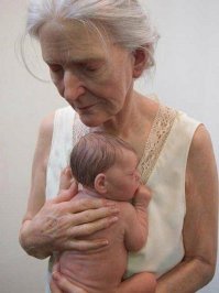 Это скульптура. Автор - Сэм Джинкс, скульптор-гиперреалист.