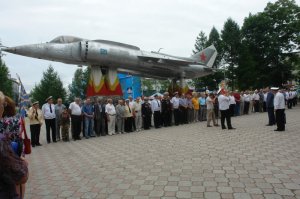 Про этот самолёт военные стих придумали
В небе реет гордый Як,
Як об палубу куяк