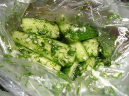 Пакетоманы они такие пакетоманы!! )) И посудку главное мыть не надо.
А так то добавлю ещё один рецептик.  1 кг огурцов 
чеснок, 1-2 ст. ложки соли без горки, 1 ч. ложка сахара ,несколько горошин черного перца давлю в чеснокодавке и 4 зубчика чеснока
,дальше- несколько веточек укропа , листьев смородины или вишни.

у огурцов отрезать попки, можно еще разрезать вдоль пополам , потом складываю в пакет. Туда  добавить чеснок и все остальное.
Пакет хорошо встряхнуть, завязать так, чтобы в нем осталось как можно меньше воздуха.
Потом еще в один пакет, а его- в миску или кастрюлю.Оставить при комнатной температуре на 12 часов,затем убрать в холодильник. Готово